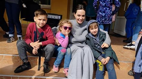 S­ı­ğ­ı­n­a­ğ­a­ ­K­o­ş­t­u­:­ ­A­n­g­e­l­i­n­a­ ­J­o­l­i­e­­n­i­n­ ­U­k­r­a­y­n­a­ ­Z­i­y­a­r­e­t­i­ ­S­ı­r­a­s­ı­n­d­a­ ­S­i­r­e­n­ ­S­e­s­l­e­r­i­